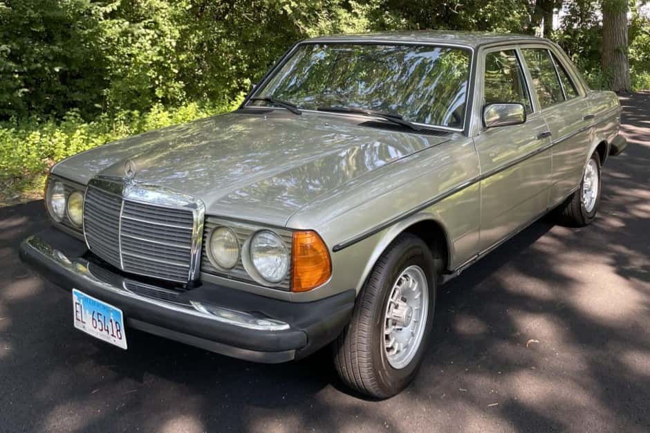1985 Mercedes-Benz W123 sold for $5,500