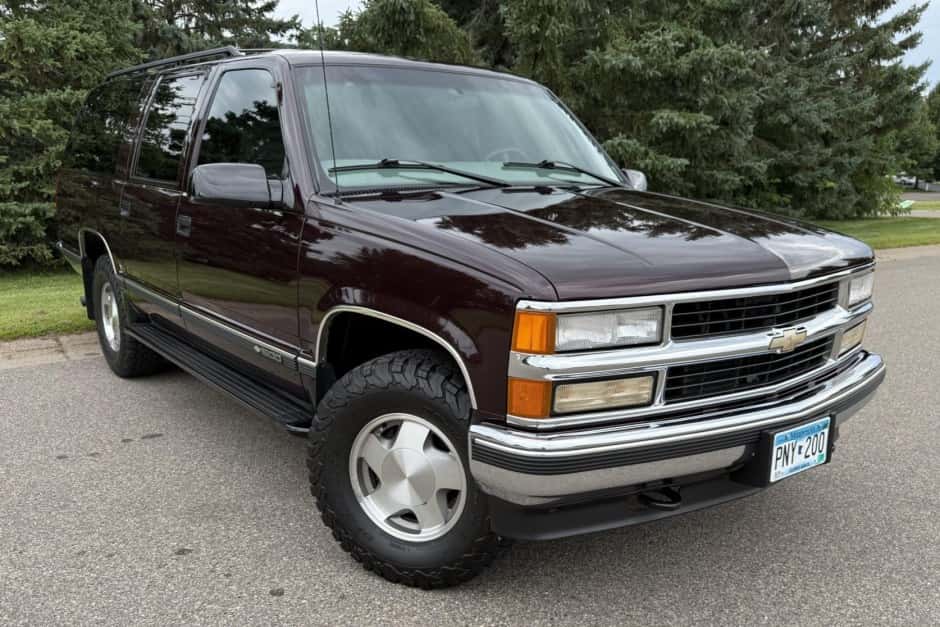 1997 Chevrolet Suburban (GMT400 1992-1999) sold for $8,300