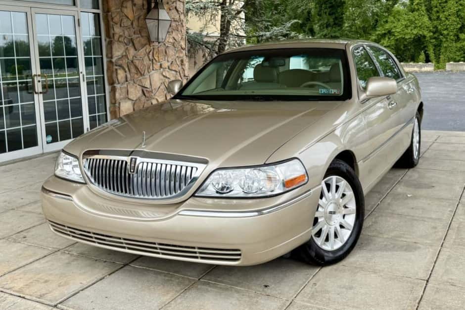 2007 Lincoln Town Car sold for $10,000