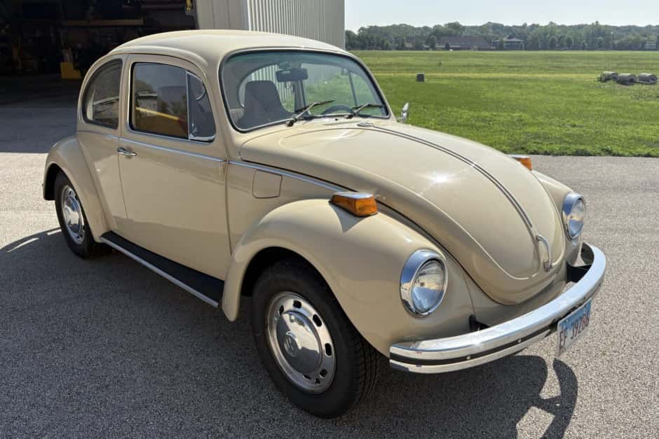 1971 Volkswagen Super Beetle sold for $8,200