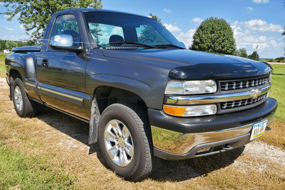 1999 Chevrolet Silverado GMT800 (1999-2007) sold for $15,555