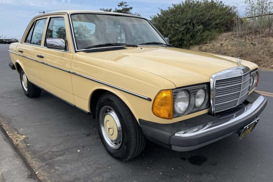 1982 Mercedes-Benz W123 sold for $6,400