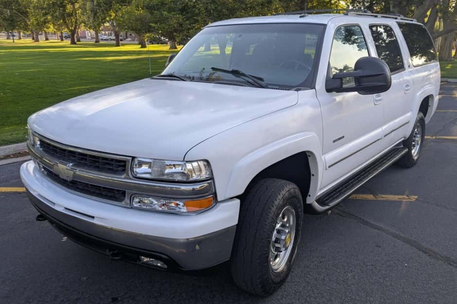 2002 Chevrolet Suburban (GMT800 2000-2006) sold for $5,988