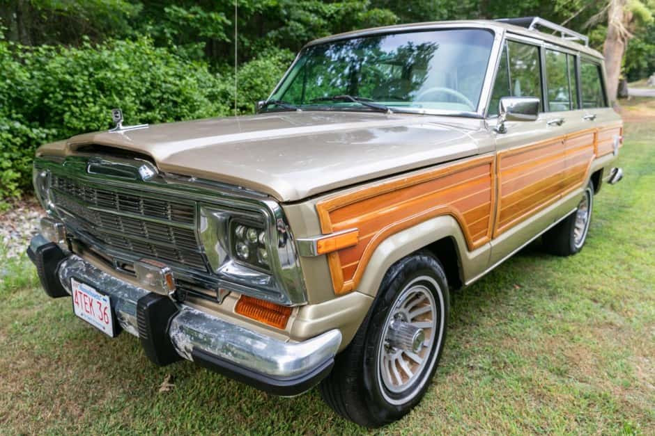 1990 Jeep SJ Grand Wagoneer sold for $15,750