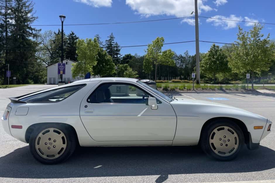 1984 Porsche 928 sold for $10,500