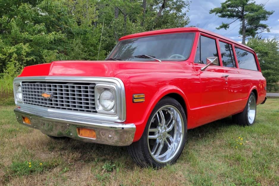 1972 Chevrolet Suburban (1967-1972) sold for $12,755