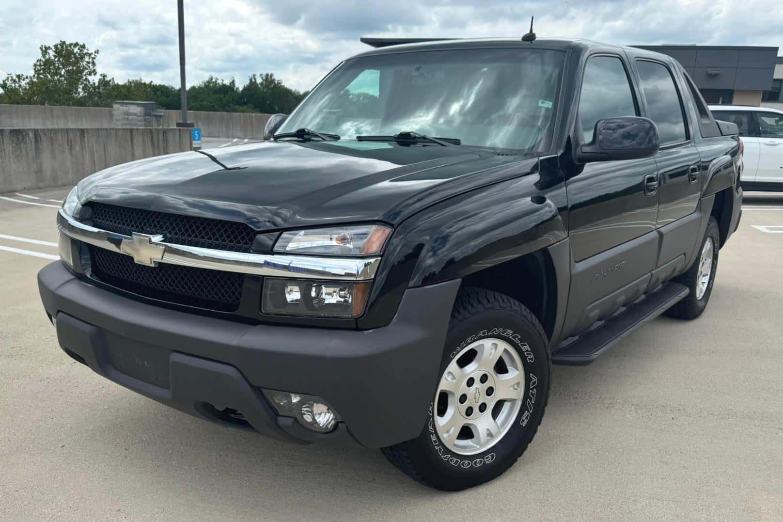 2003 Chevrolet Avalanche sold for $14,400