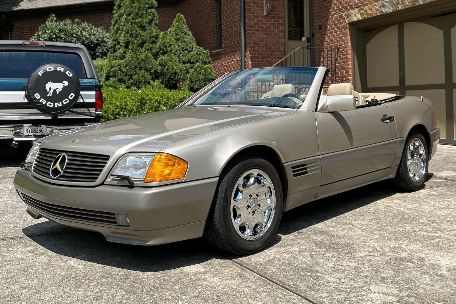1992 Mercedes-Benz R129 SL sold for $7,326