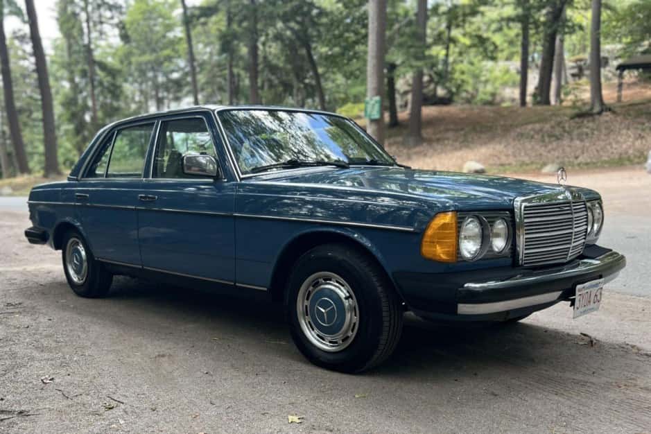 1978 Mercedes-Benz W123 sold for $3,350