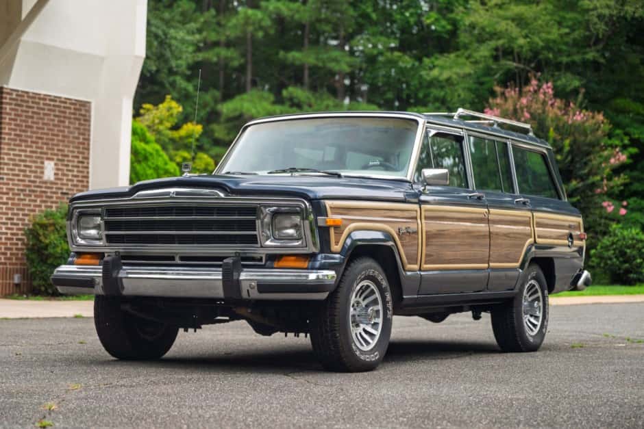 1989 Jeep SJ Grand Wagoneer sold for $16,750