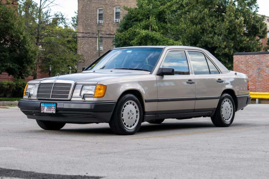 1989 Mercedes-Benz W124 E-Class sold for $9,202