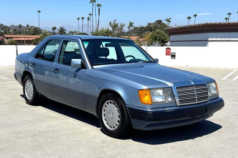 1990 Mercedes-Benz W124 E-Class sold for $10,500