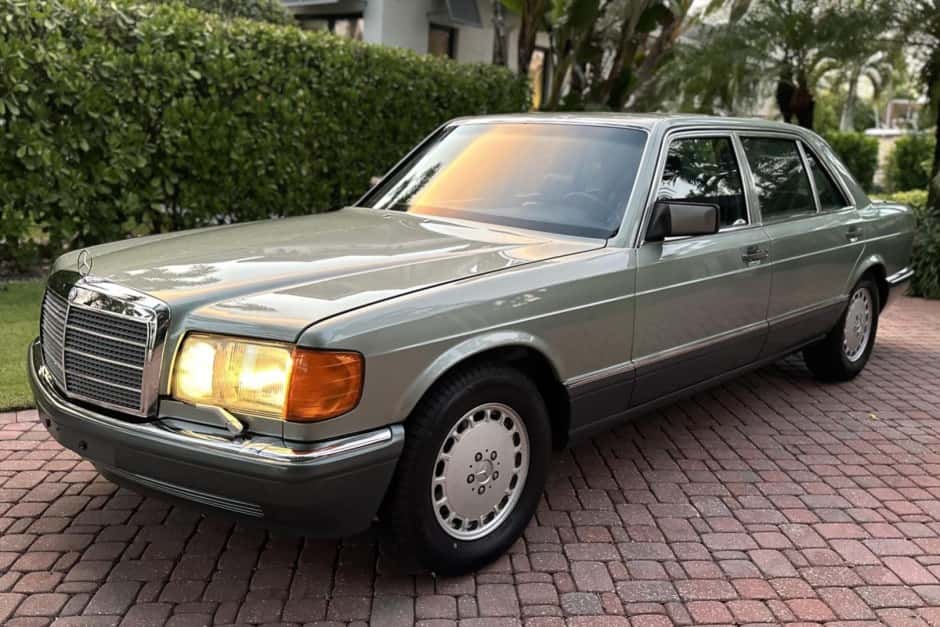 1989 Mercedes-Benz W126 S-Class sold for $38,500