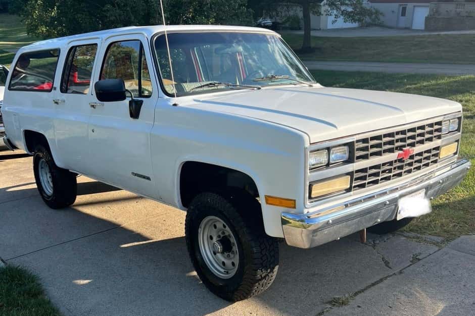 1990 Chevrolet Suburban (1973-1991) sold for $7,900