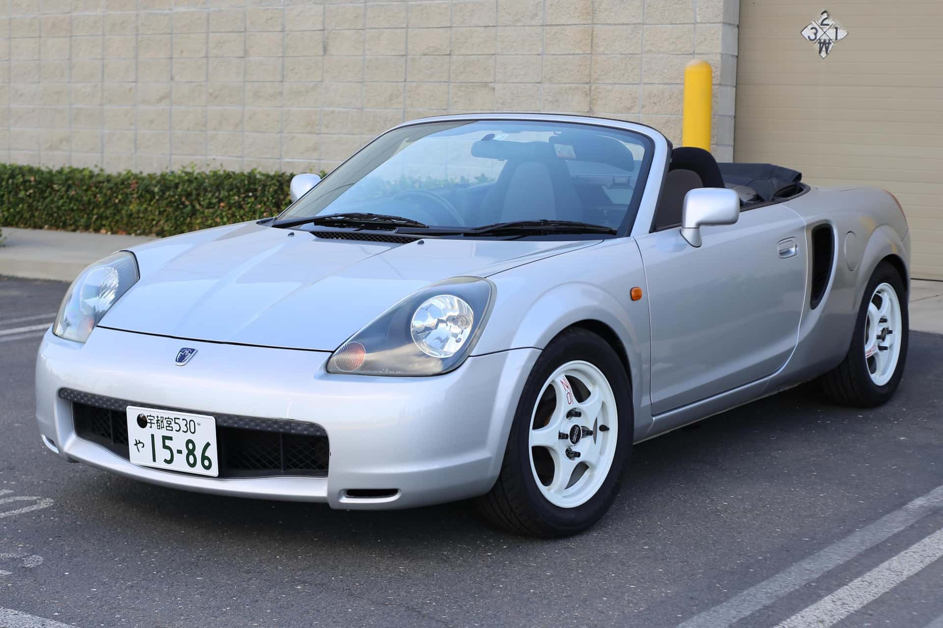 1999 Toyota MR2 Spyder sold for $7,569