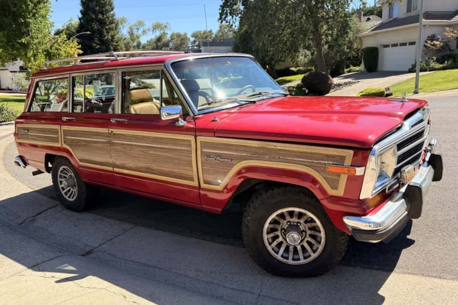 1988 Jeep SJ Grand Wagoneer sold for $10,050