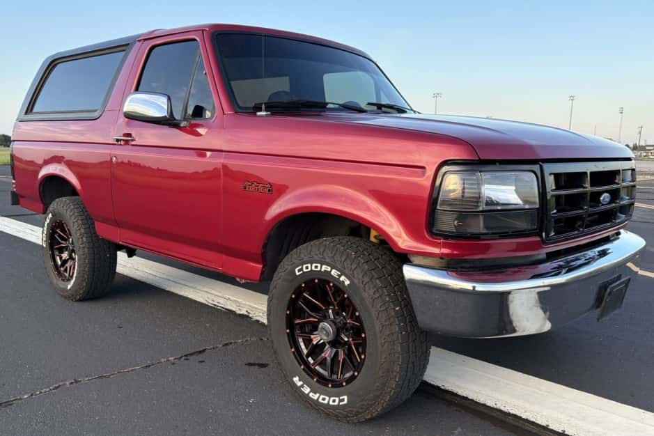 1995 Ford Bronco 4th-5th Generations 1987-1996 sold for $13,500