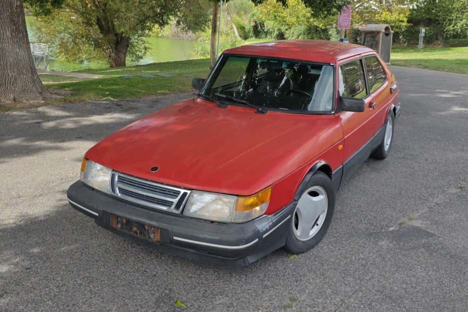 1990 Saab 900 sold for $3,700