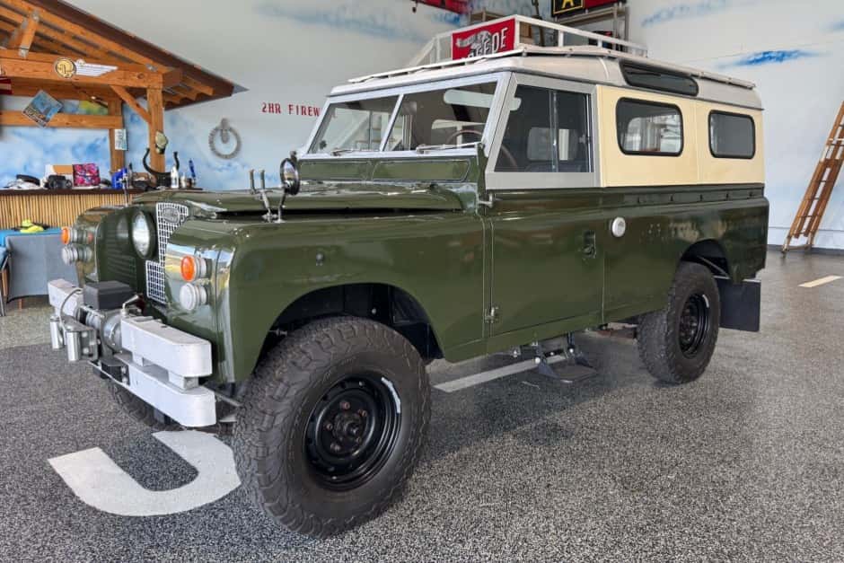 1965 Land Rover Series 109 sold for $17,000