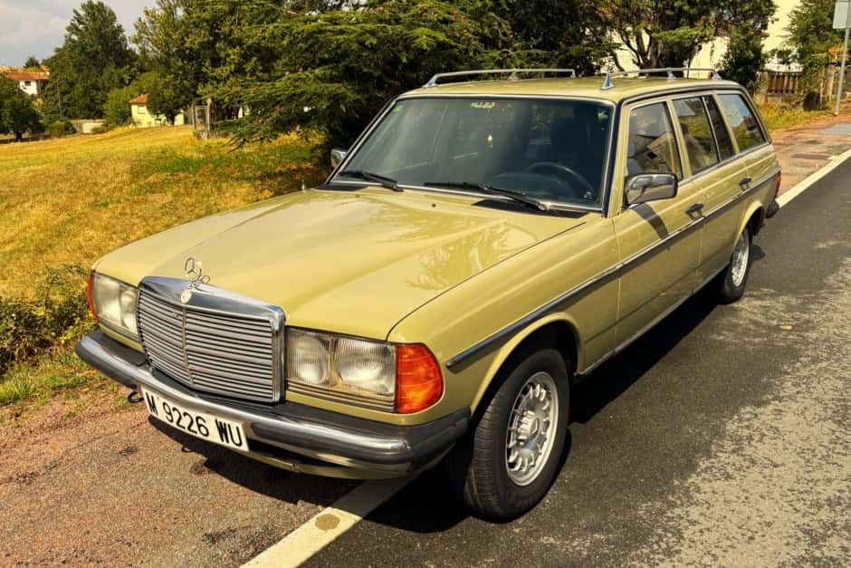 1984 Mercedes-Benz W123 sold for $19,000