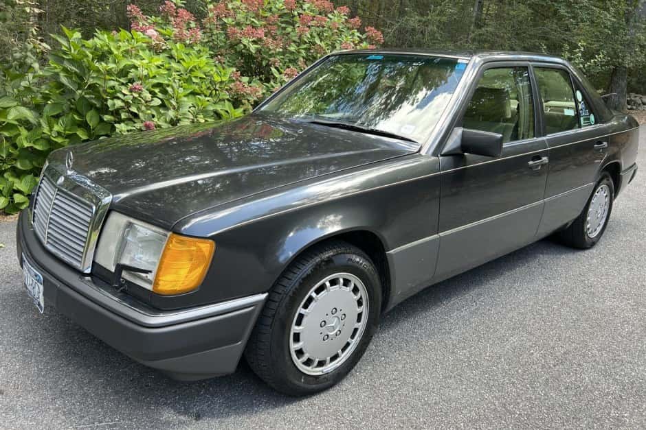 1992 Mercedes-Benz W124 E-Class sold for $2,500