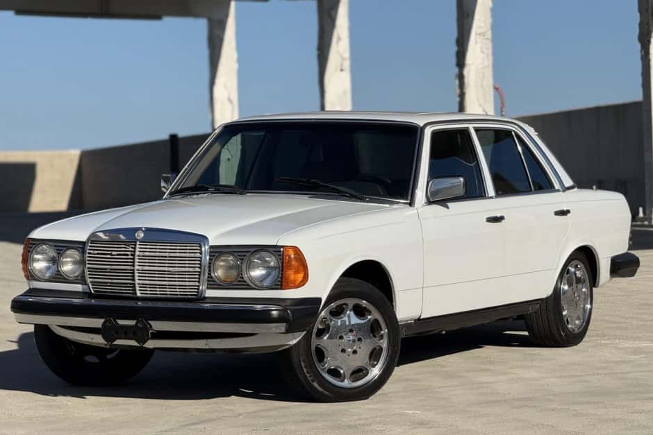 1980 Mercedes-Benz W123 sold for $2,300