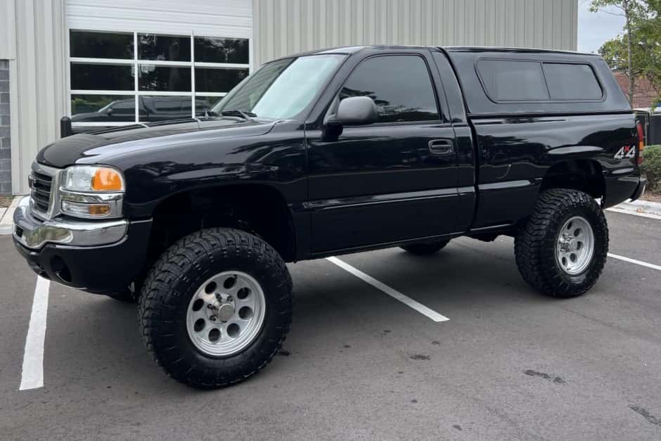 2004 GMC Sierra (GMT800 1999-2007) sold for $11,500