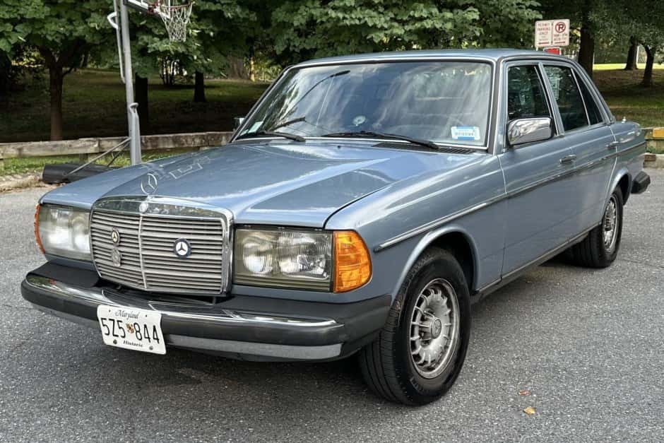 1985 Mercedes-Benz W123 sold for $4,200