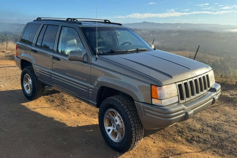 1997 Jeep ZJ Grand Cherokee sold for $8,000