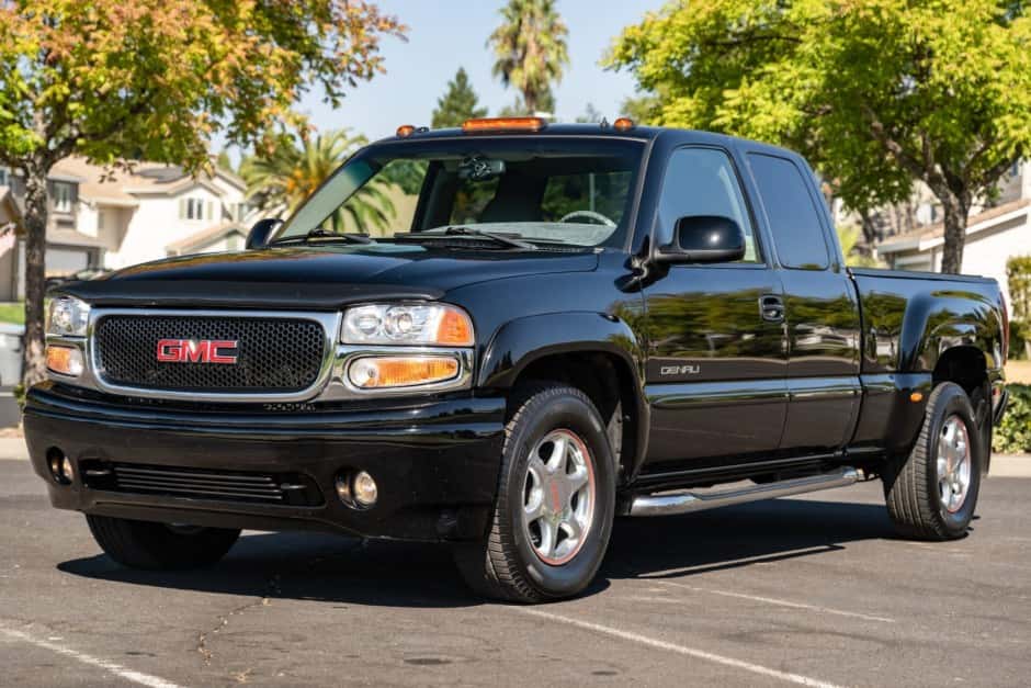 2002 GMC Sierra (GMT800 1999-2007) sold for $13,750