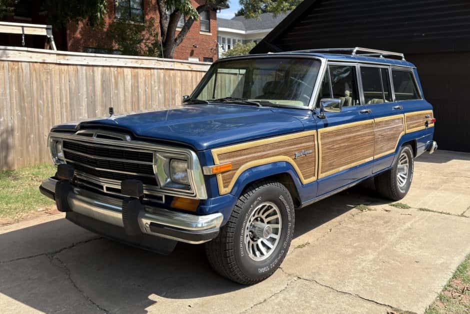 1989 Jeep SJ Grand Wagoneer sold for $11,999