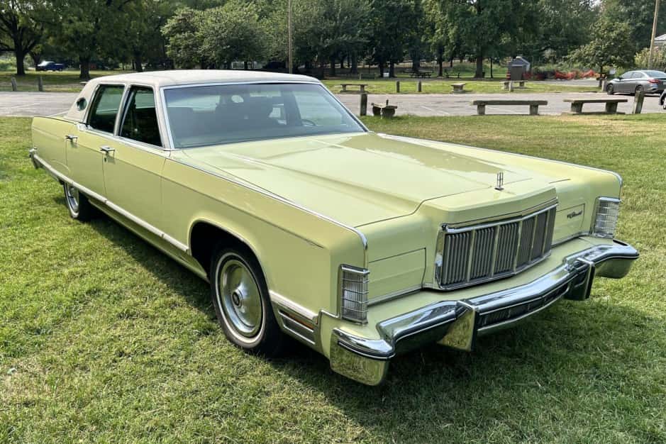 1975 Lincoln Continental (1970-1979) sold for $9,200