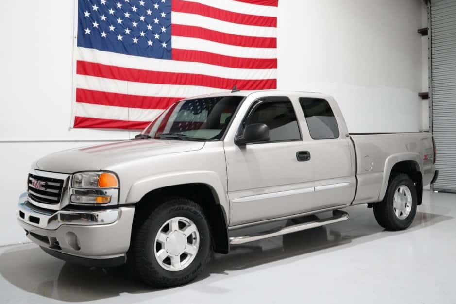 2006 GMC Sierra (GMT800 1999-2007) sold for $17,500