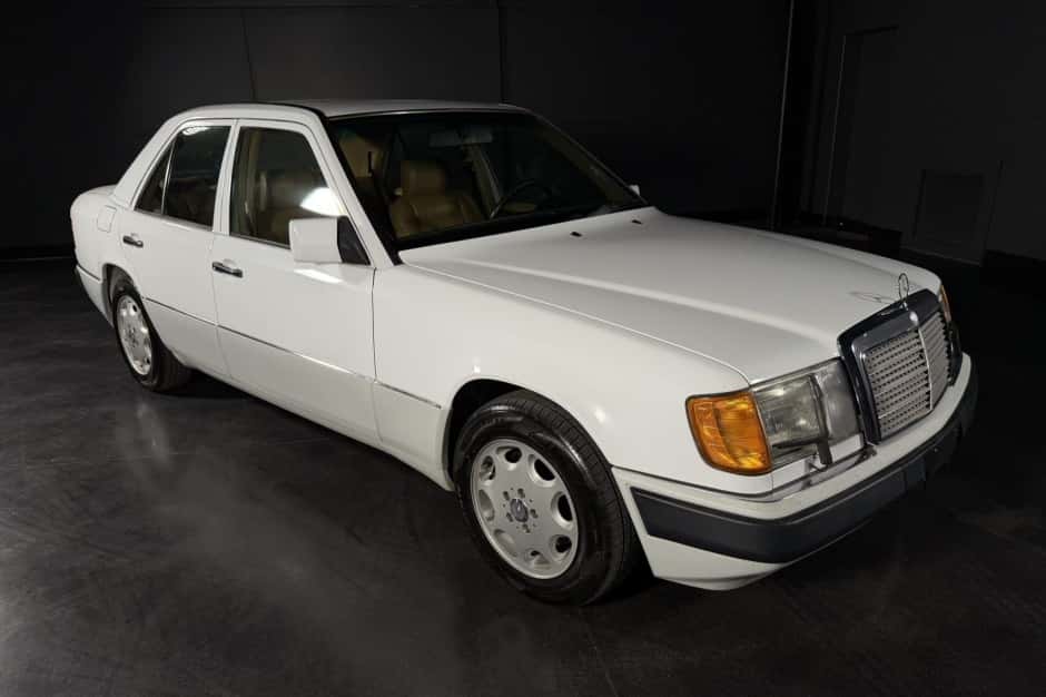 1992 Mercedes-Benz W124 E-Class sold for $7,100