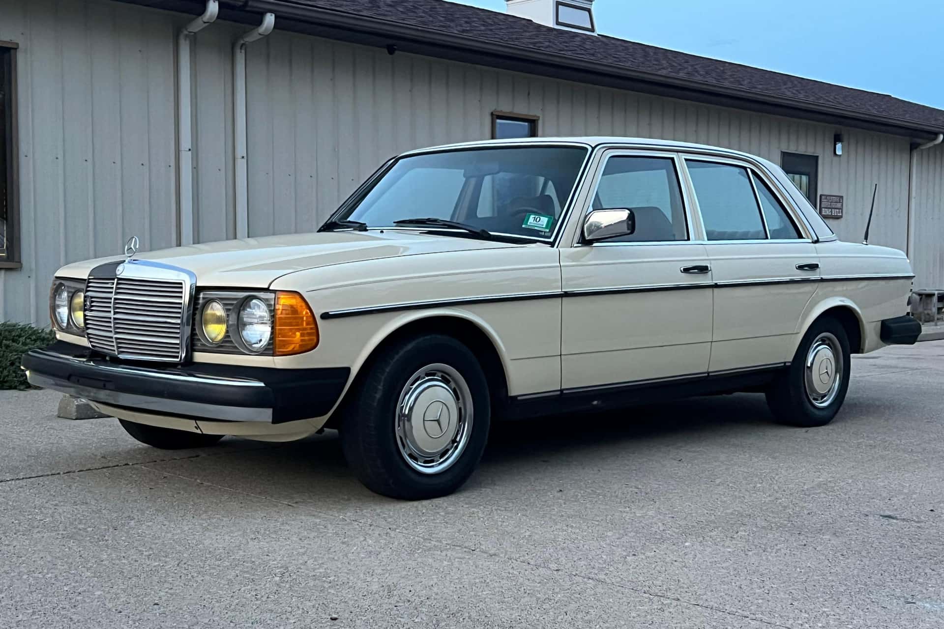 1981 Mercedes-Benz E-Class sold for $5,100