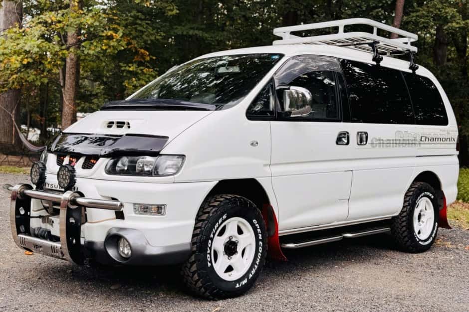 2000 Mitsubishi Delica sold for $11,800