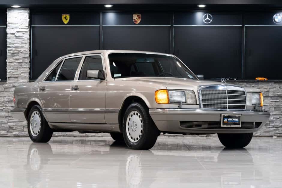 1989 Mercedes-Benz W126 S-Class sold for $32,750
