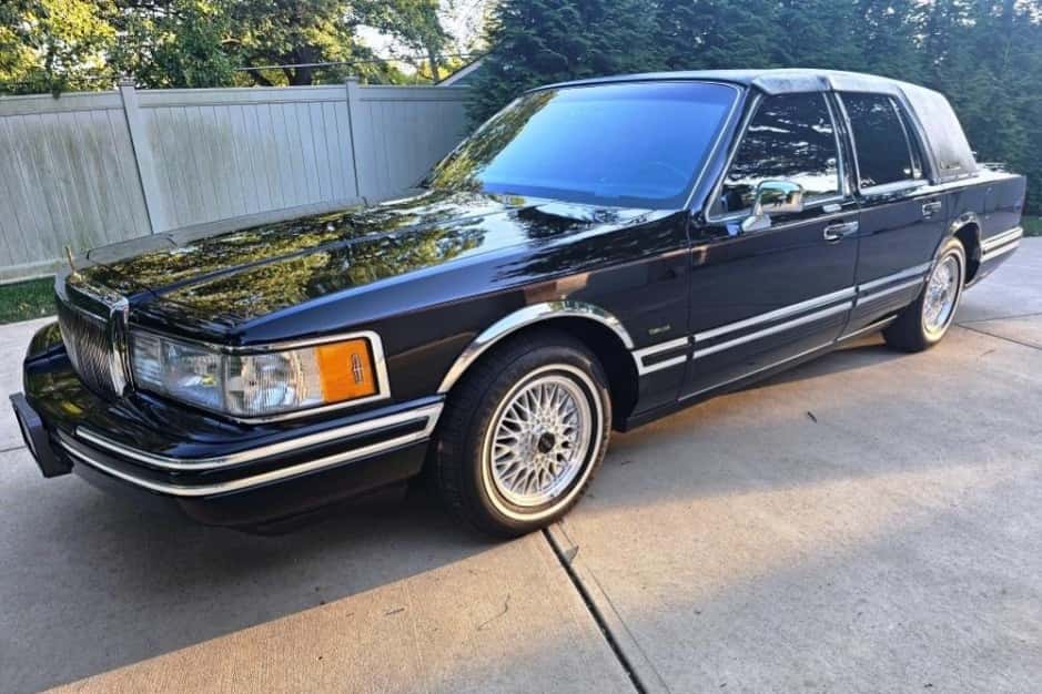 1992 Lincoln Town Car sold for $15,789