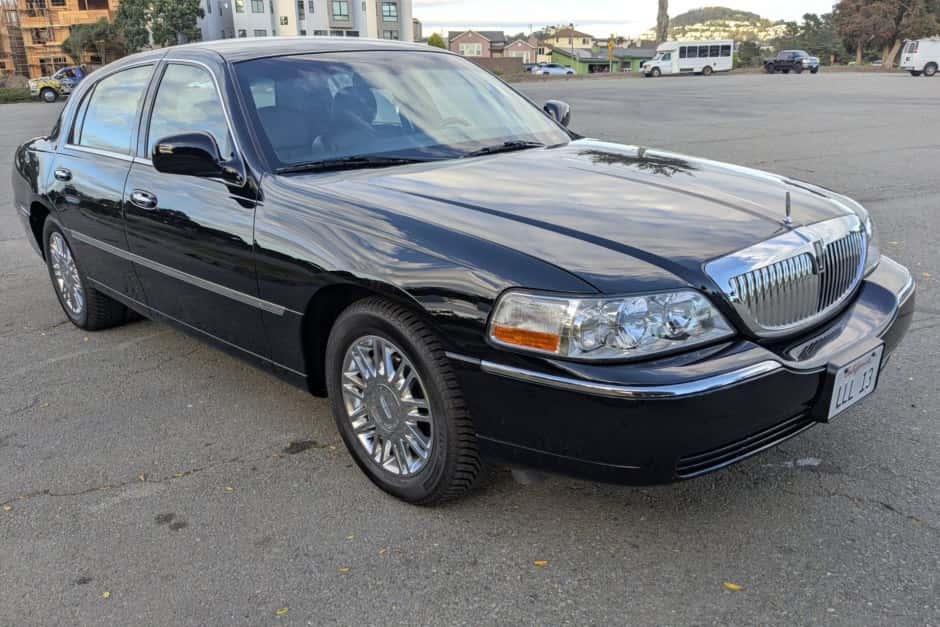 2008 Lincoln Town Car sold for $17,425