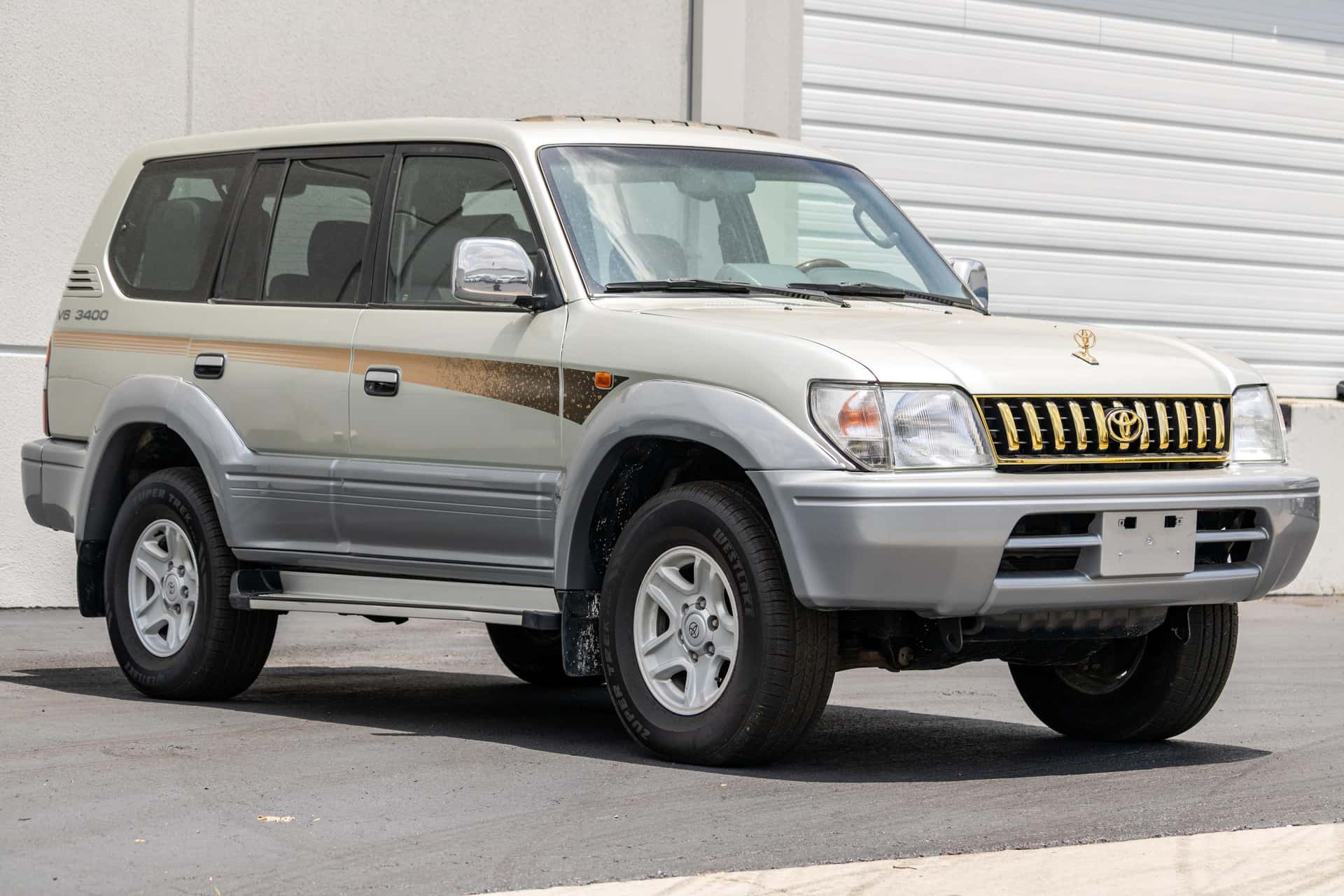 1998 Toyota Land Cruiser sold for $10,900
