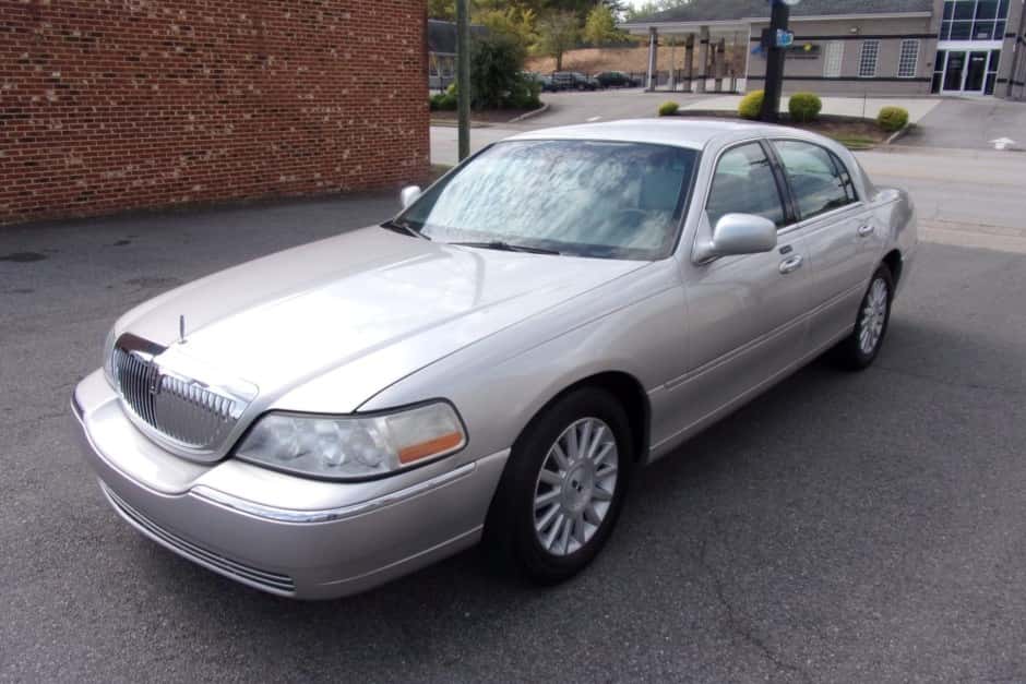 2003 Lincoln Town Car sold for $6,200