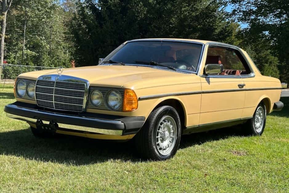 1980 Mercedes-Benz W123 sold for $15,250