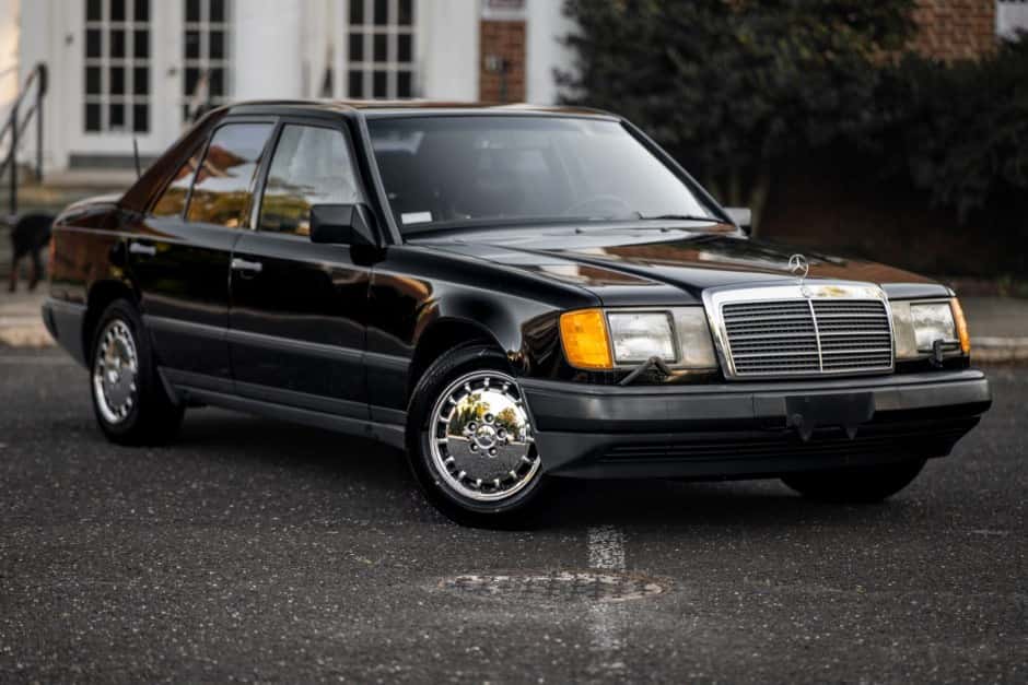 1989 Mercedes-Benz W124 E-Class sold for $7,750