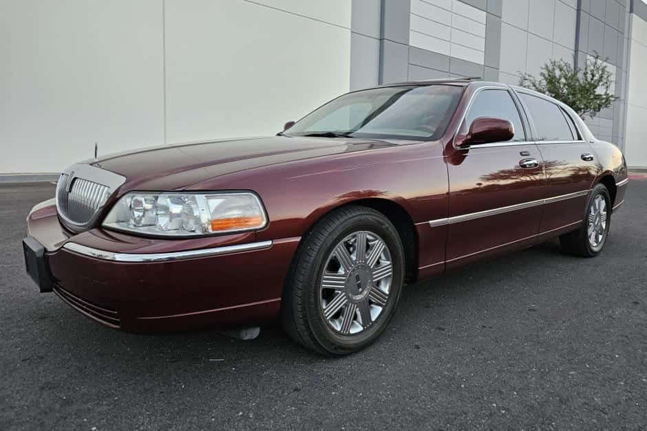 2004 Lincoln Town Car sold for $7,153