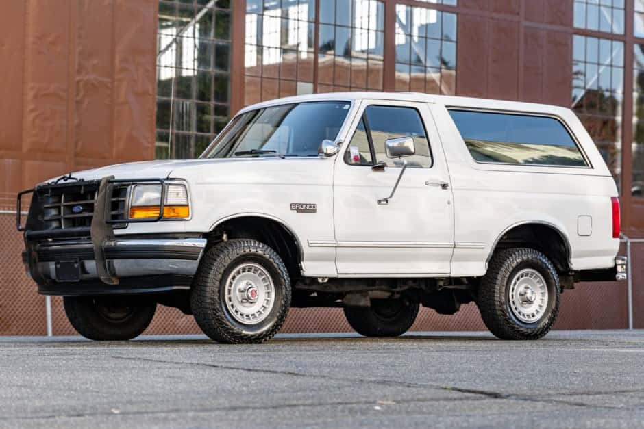 1993 Ford Bronco 4th-5th Generations 1987-1996 sold for $11,000