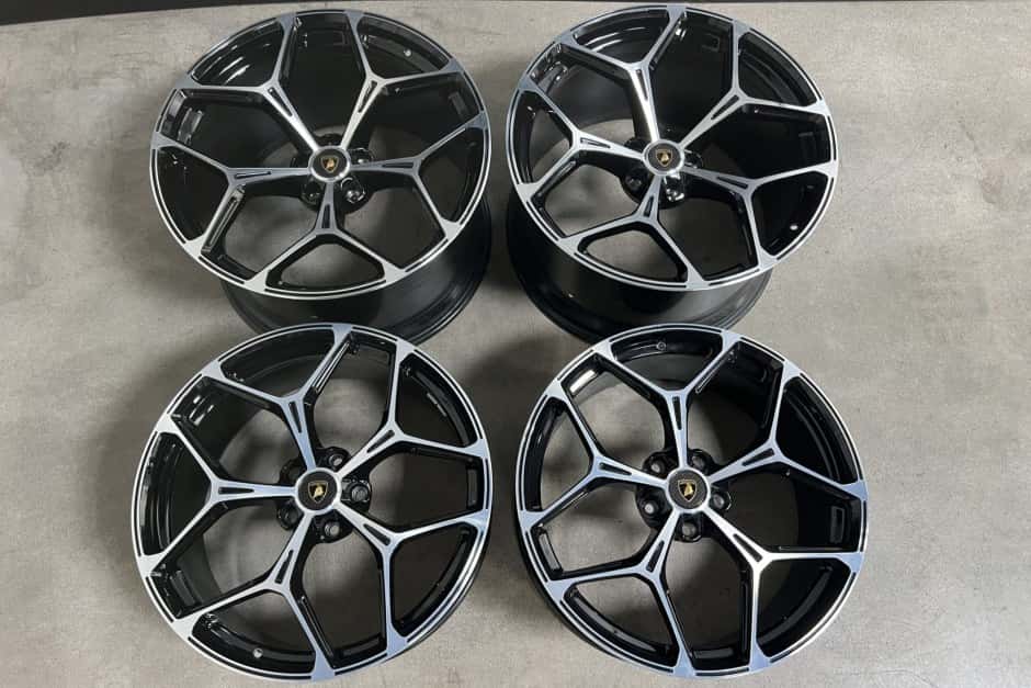 0 Lamborghini Revuelto sold for $4,163