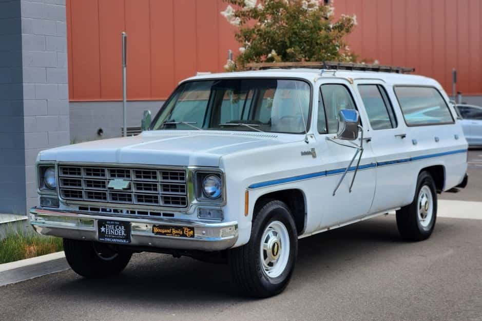 1977 Chevrolet Suburban (1973-1991) sold for $8,000