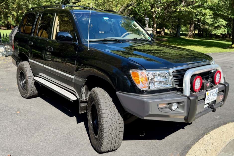 2000 Toyota Land Cruiser 100-Series sold for $17,250