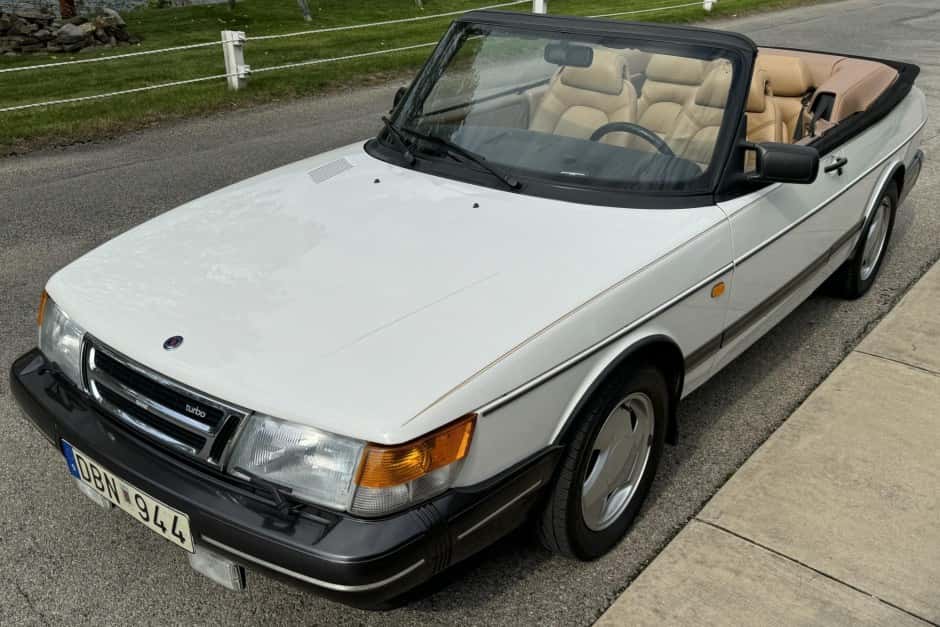 1994 Saab 900 sold for $8,600