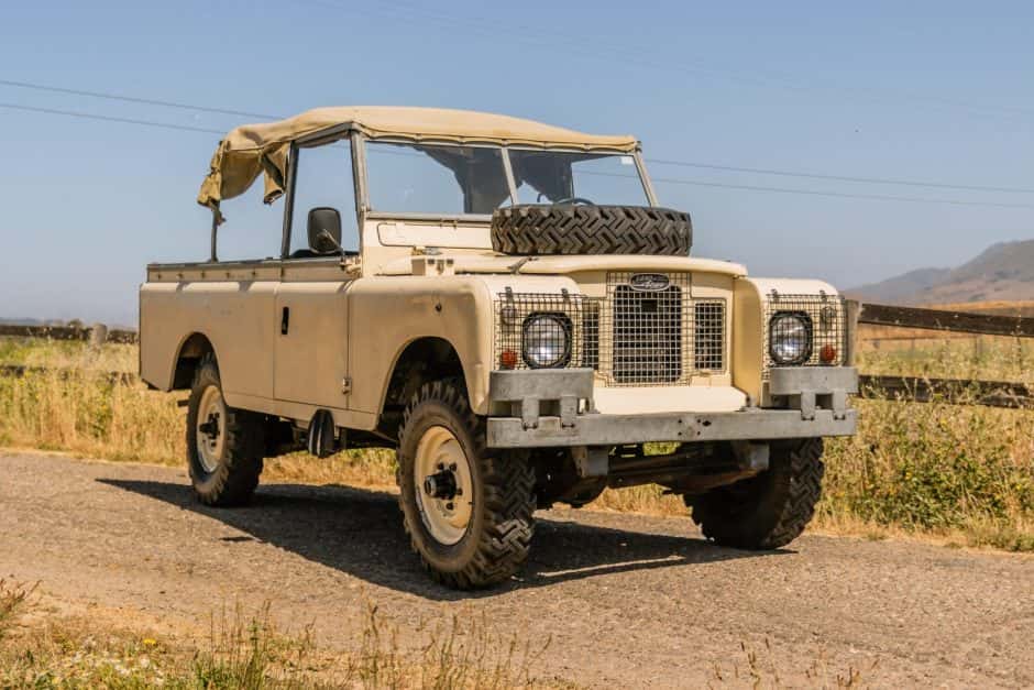 1966 Land Rover Series 109 sold for $17,600